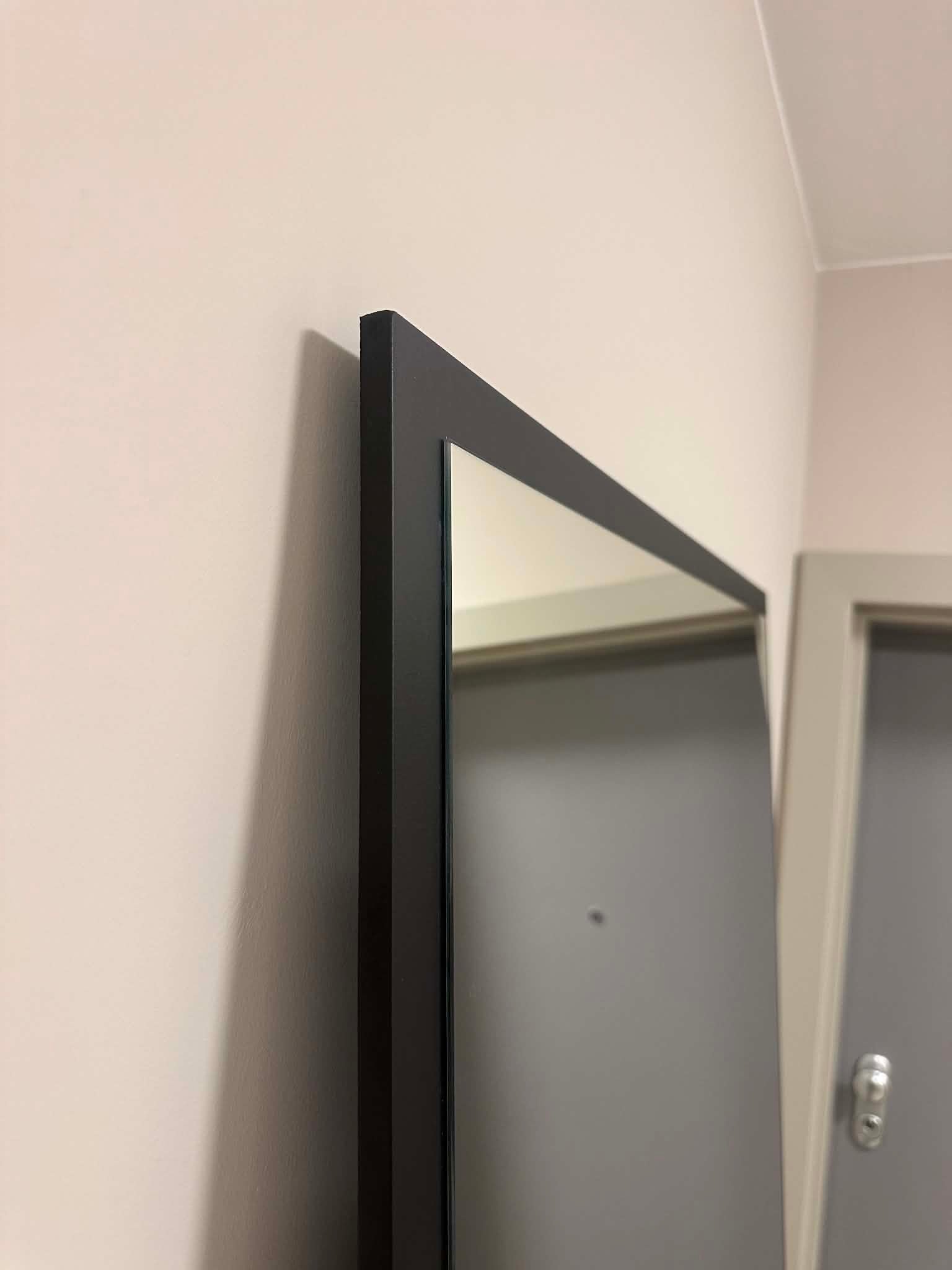 Détail du cadre à effet flottant d'un miroir Glass Chaidron